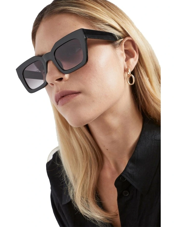 Caitlin Rectangle Sunglasses in Black