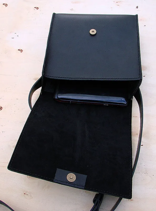 Messenger bag in black cow leather